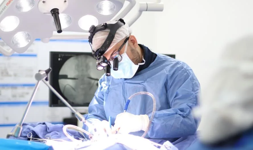 Dr. Juan Carlos Pérez realizando una cirugía de columna - Colsubsidio