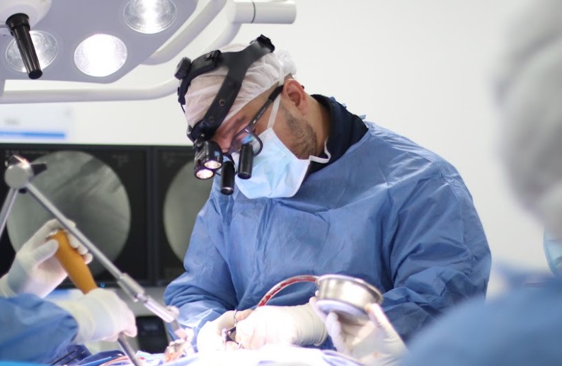 Dr. Juan Carlos Pérez haciendo una cirugía de columna en bogotá