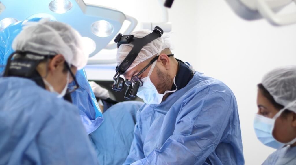 Dr. Juan Carlos Pérez, cirujano de columna en Bogotá, haciendo una cirugía de escoliosis en Colombia - Spine AX