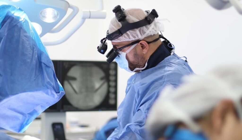 Cuánto dura una cirugía de columna con el doctor Juan Carlos Pérez de Bogotá - Spine AX