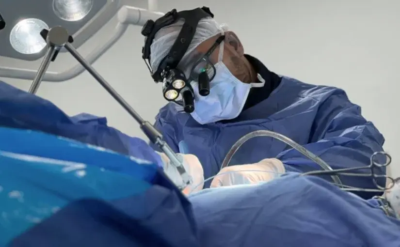 Spine surgery cost consultation with Dr. Juan Carlos Pérez at SpineAx Bogotá