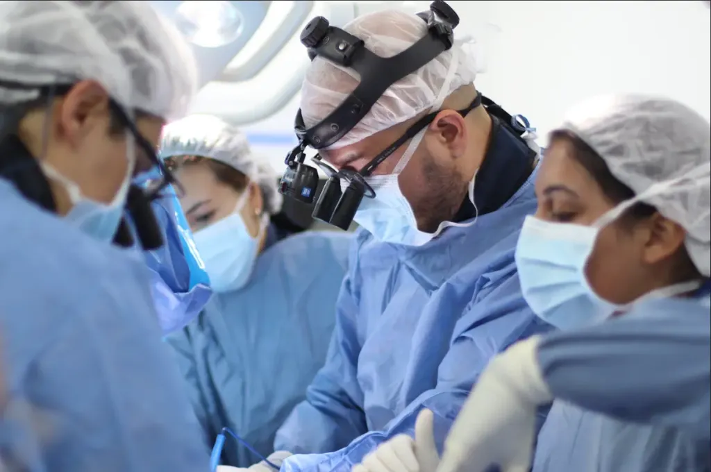 Minimally invasive spine surgery performed by Dr. Juan Carlos Pérez — SpineAx Bogotá