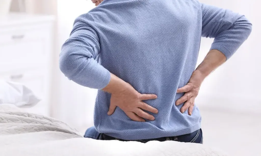 Cómo quitar el dolor de espalda baja rápido y cuándo consultar a un especialista - hombre con dolor de espalda - SPINEAX