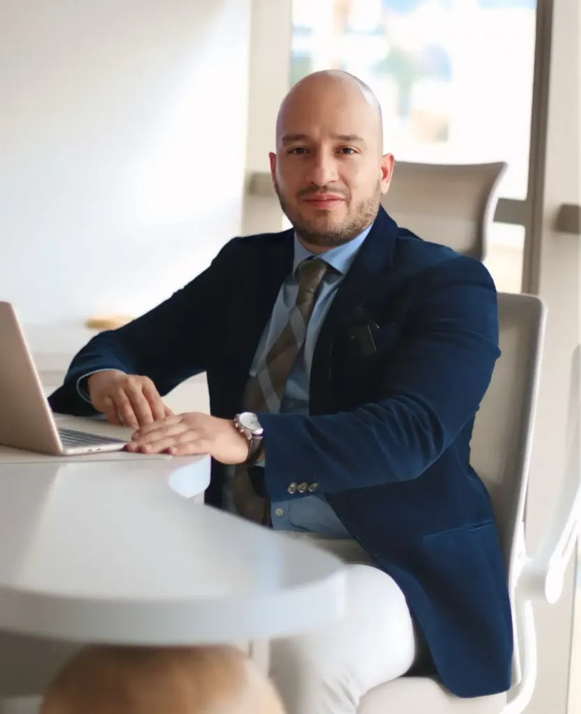 Consulta con el Dr. Juan Carlos Pérez, neurocirujano de columna en Bogotá