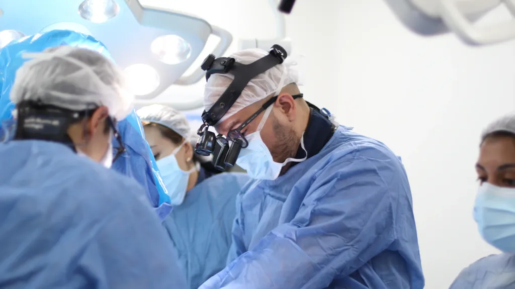Dr Juan Carlos - cirugía biportal- Spineax